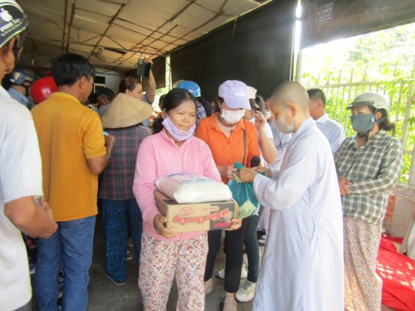 Đoàn từ thiện chùa Thiên Long trao quà cho Hội người mù thị xã Ninh Hoà.