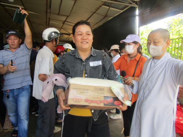 Đoàn từ thiện chùa Thiên Long trao quà cho Hội người mù thị xã Ninh Hoà.