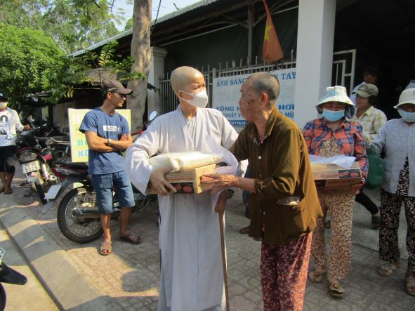 Đoàn từ thiện chùa Thiên Long trao quà cho Hội người mù thị xã Ninh Hoà.