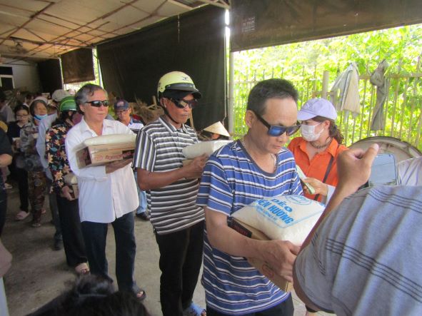 Đoàn từ thiện chùa Thiên Long trao quà cho Hội người mù thị xã Ninh Hoà.