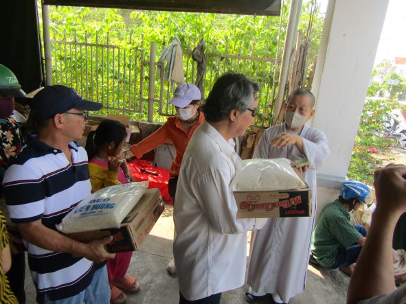 Đoàn từ thiện chùa Thiên Long trao quà cho Hội người mù thị xã Ninh Hoà.