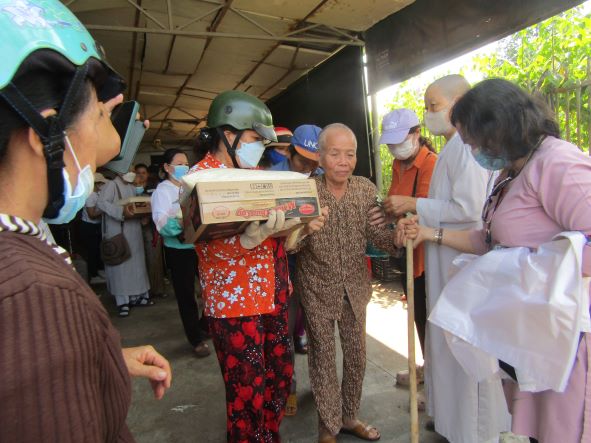 Đoàn từ thiện chùa Thiên Long trao quà cho Hội người mù thị xã Ninh Hoà.