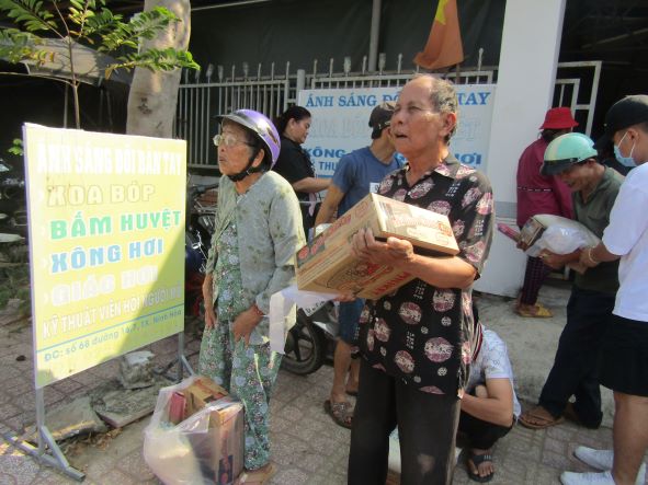Đoàn từ thiện chùa Thiên Long trao quà cho Hội người mù thị xã Ninh Hoà.
