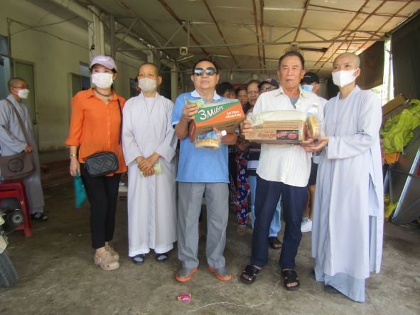 Đoàn từ thiện chùa Thiên Long trao quà cho Hội người mù thị xã Ninh Hoà.
