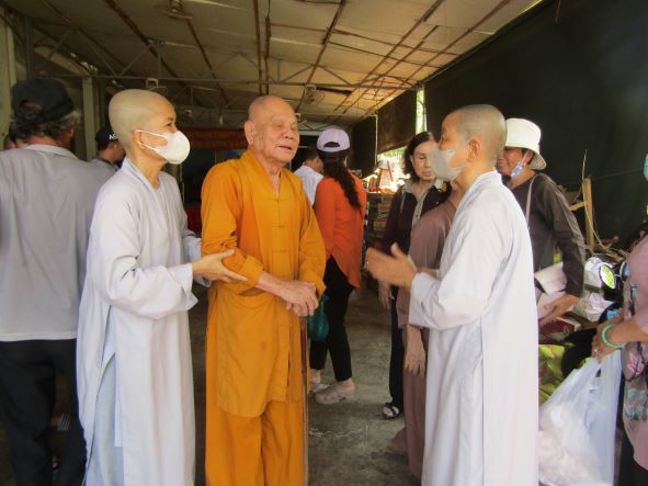 Đoàn từ thiện chùa Thiên Long trao quà cho Hội người mù thị xã Ninh Hoà.