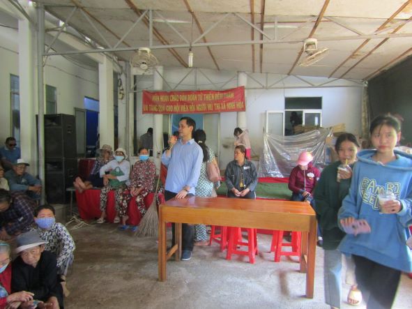 Đoàn từ thiện chùa Thiên Long trao quà cho Hội người mù thị xã Ninh Hoà.