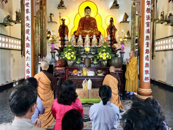 Phật tử Ninh Hoà hành hương cúng dường An cư kiết hạ