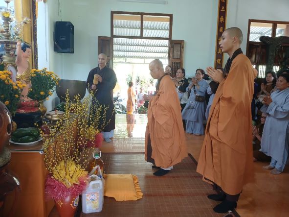 Phật tử Ninh Hoà hành hương cúng dường An cư kiết hạ