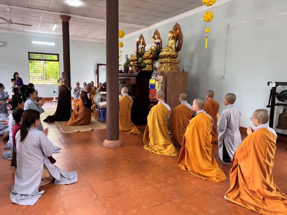 Phật tử Ninh Hoà hành hương cúng dường An cư kiết hạ