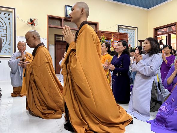 Phật tử Ninh Hoà hành hương cúng dường An cư kiết hạ