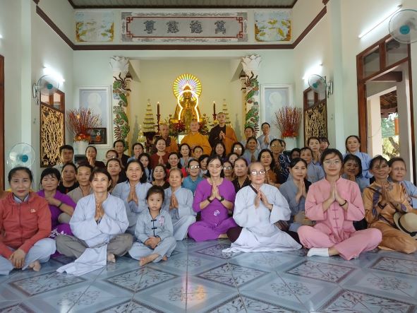 Phật tử Ninh Hoà hành hương cúng dường An cư kiết hạ