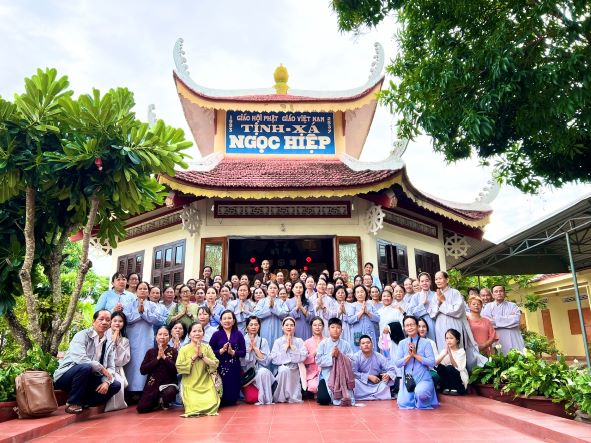 Phật tử Ninh Hoà hành hương cúng dường An cư kiết hạ