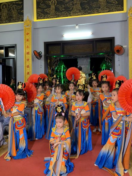Lễ vía Phật Di Đà tại chùa Linh Sơn Pháp Ấn