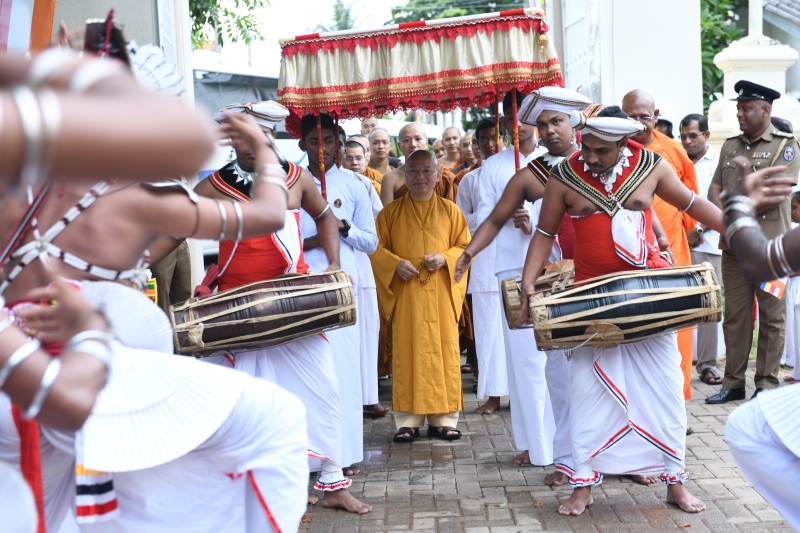 TT. Thích Nhật Từ nhận “Giải thưởng Hiền sĩ về Diệu pháp và Triết học” tại Sri Lanka