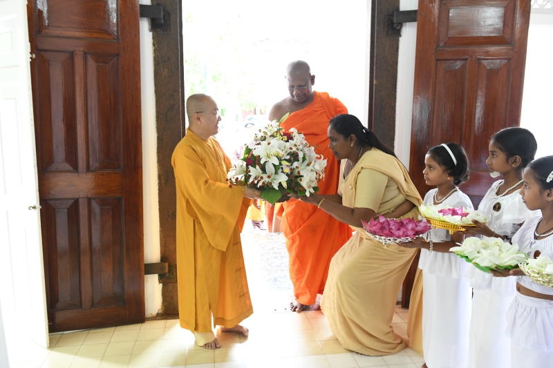 TT. Thích Nhật Từ nhận “Giải thưởng Hiền sĩ về Diệu pháp và Triết học” tại Sri Lanka