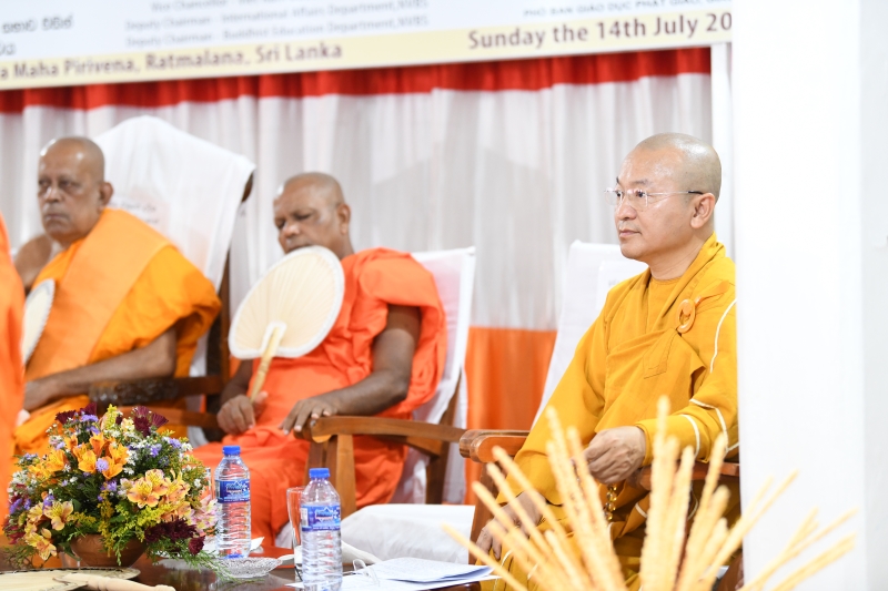TT. Thích Nhật Từ nhận “Giải thưởng Hiền sĩ về Diệu pháp và Triết học” tại Sri Lanka