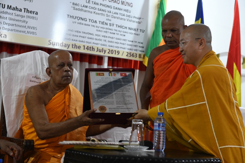 TT. Thích Nhật Từ nhận “Giải thưởng Hiền sĩ về Diệu pháp và Triết học” tại Sri Lanka