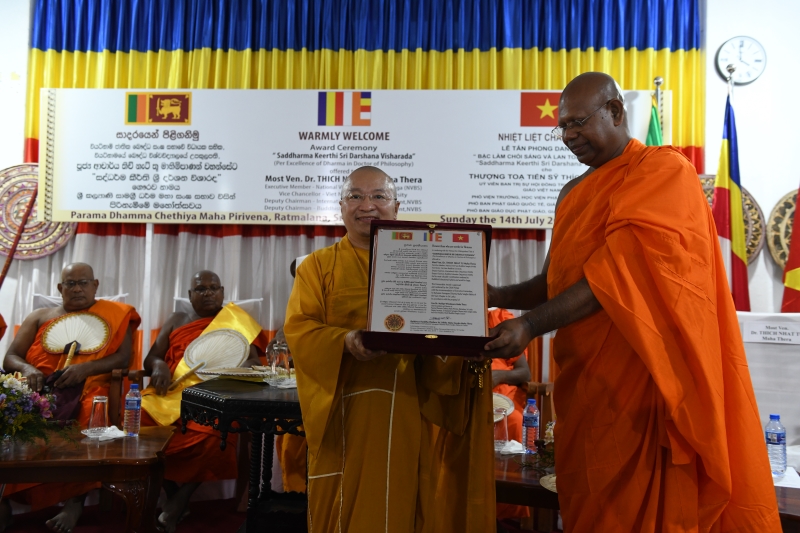 TT. Thích Nhật Từ nhận “Giải thưởng Hiền sĩ về Diệu pháp và Triết học” tại Sri Lanka