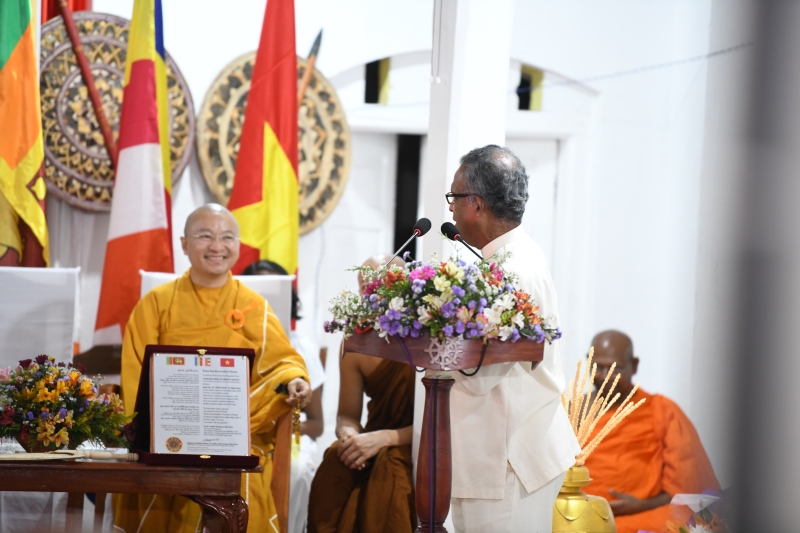 TT. Thích Nhật Từ nhận “Giải thưởng Hiền sĩ về Diệu pháp và Triết học” tại Sri Lanka