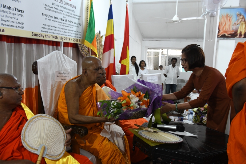 TT. Thích Nhật Từ nhận “Giải thưởng Hiền sĩ về Diệu pháp và Triết học” tại Sri Lanka
