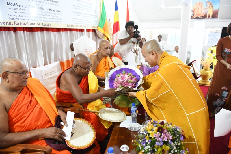 TT. Thích Nhật Từ nhận “Giải thưởng Hiền sĩ về Diệu pháp và Triết học” tại Sri Lanka