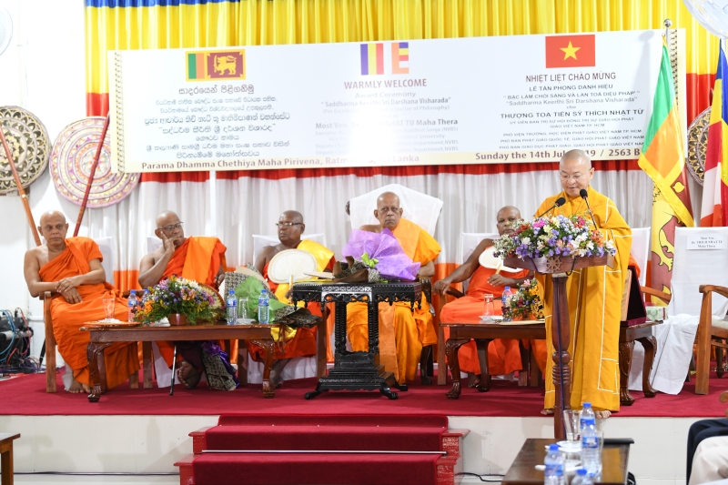 TT. Thích Nhật Từ nhận “Giải thưởng Hiền sĩ về Diệu pháp và Triết học” tại Sri Lanka