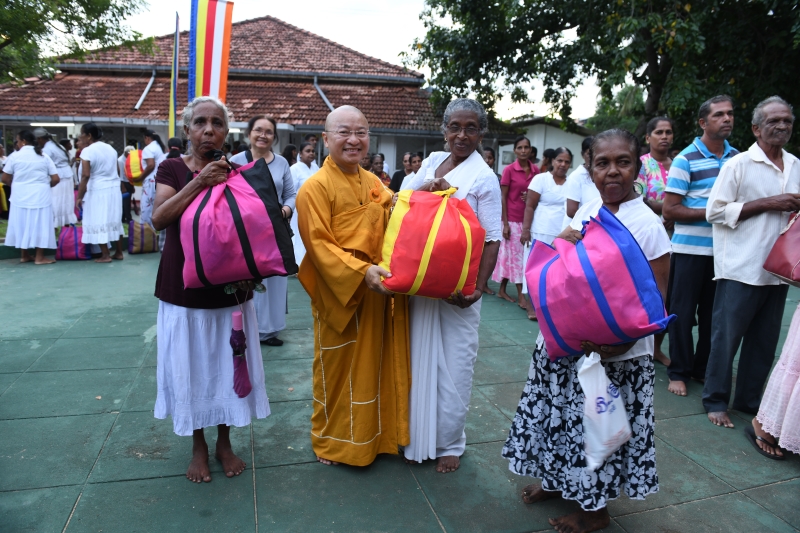 TT. Thích Nhật Từ nhận “Giải thưởng Hiền sĩ về Diệu pháp và Triết học” tại Sri Lanka