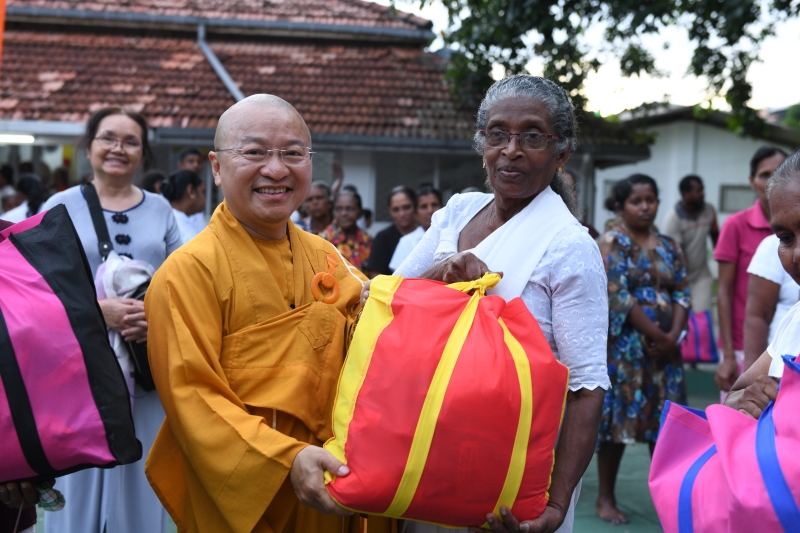 TT. Thích Nhật Từ nhận “Giải thưởng Hiền sĩ về Diệu pháp và Triết học” tại Sri Lanka