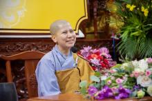 SC. Giác Lệ Hiếu chia sẻ cách ứng xử khéo léo theo lời Phật dạy trước hơn 1.000 hành giả tại Chùa Giác Ngộ