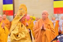 Trưởng lão Hòa thượng Pháp chủ Thích Trí Quảng niêm hương bạch Phật thực hiện nghi thức khai đàn
