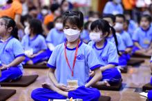 Cô Trần Gia Bảo, Phó Tổng biên tập báo Mực Tím đến thăm hơn 500 em thiếu nhi trong Khóa tu Búp Sen Từ Bi