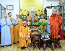 Chư tôn đức chụp ảnh cùng Hòa thượng Thích Giác Toàn