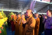 Chư tôn đức Tăng và đại diện chính quyền niêm hương lễ Phật