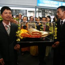 Cung đón 3 tấm Y Phật về Việt Nam