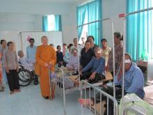Ngày 15-7-2010 Ni Sư Huệ Liên cùng Phật tử đoàn từ thiện Đạo Phật Ngày Nay đến Trung Tâm Y Tế thành phố Bến Tre tài trợ 40 ca mổ mắt cho bệnh nhân nghèo ở các làng xã vùng sâu thuộc tỉnh Bến Tre