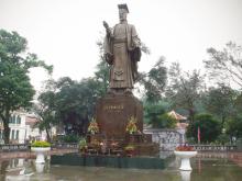 Tượng đài vua Lý Thái Tổ, một trong những công trình kỷ niệm 1.000 năm Thăng Long - Hà Nội.