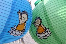 Tiếp xúc và cúng dường Phật đản
