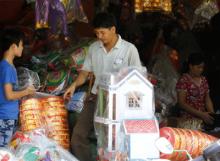 Rằm tháng bảy, tiền tỷ lại hóa tro