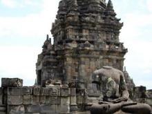 Bức tượng không đầu được tìm thấy ở đền Ta Prohm. (Nguồn: presstv.ir)
