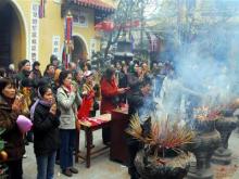 Ngày đầu năm đi lễ chùa, hái lộc xuân