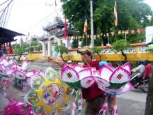 Treo đèn mừng Phật đản
