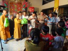 Đoàn từ thiện Đạo Phật Ngày Nay tặng quà và thuyết giảng tại TP. Cần Thơ