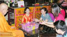 Ngày xuân đi lễ chùa Việt Nam ở Bangkok