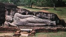 Một bức tượng Phật ở Sri Lanka. (Ảnh: Britannica)
