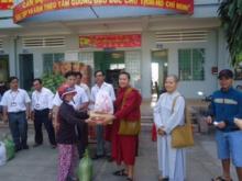 Ban trị sự phát quà từ thiện