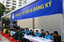 Các bạn trẻ được các chuyên gia y tế tư vấn, hướng dẫn đăng ký hiến mô, tạng sau khi chết, chết não.
