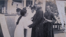 HT Thích Chân Phát và Hạnh Trung phát quà cho HS Giỏi Trường Bồ Đề Hội An năm nào