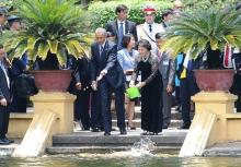 Câu Chuyện Obama đi chùa qua một lăng kính đạo Phật