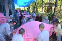 Rộn ràng thực hiện 7 đóa sen hạ thủy trên sông Hương