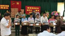 Chùa Ông trao quà cho bà con